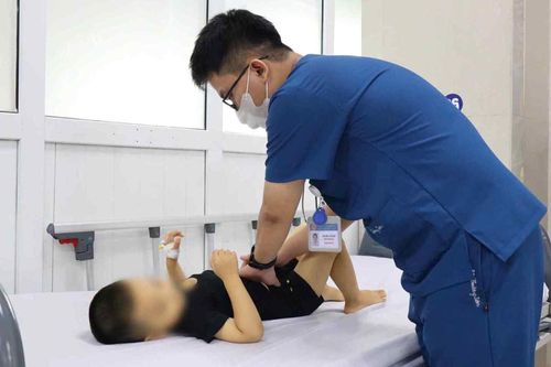 Bé 3 tuổi nhập viện cấp cứu, tan máu cấp sau khi ăn uống một loại lá
