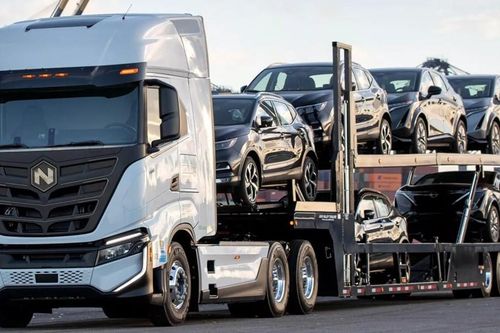 Hai tài xế xe tải bị phạt nặng, cấm lái xe vì không biết tiếng Anh