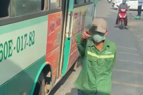 Clip người đàn ông bước xuống xe buýt, cầm dao chĩa thẳng vào tài xế ô tô