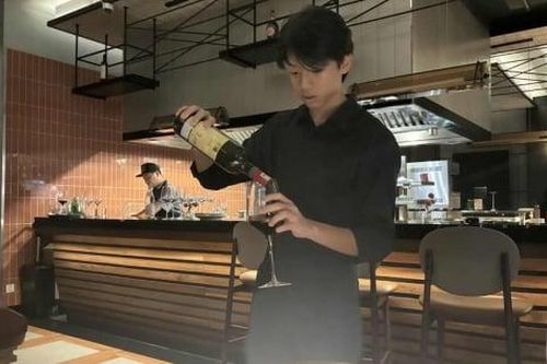 Con trai Cường 'đô la' 15 tuổi đã đi phục vụ bàn, được bố doanh nhân hết lời khen ngợi