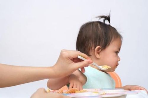 Trẻ biếng ăn, cha mẹ nên làm gì?