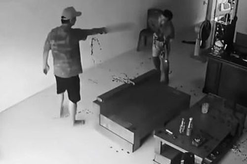 Người đàn ông bị chém đứt lìa cẳng tay tại nhà riêng