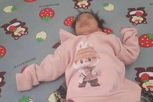 Bé gái bị bỏ rơi trước cổng cơ quan kèm theo một bức thư