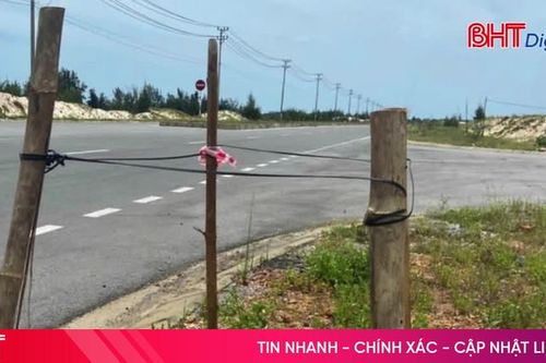 Sau khi 189 nắp cống 'biến mất', đường 210 tỷ đậy tạm bằng ván gỗ