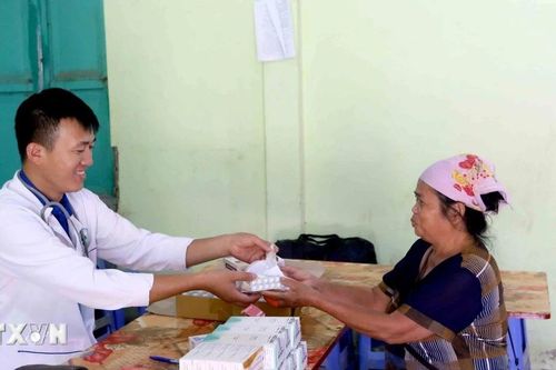 Khám, phát thuốc cho nhân dân vùng bị mưa lũ, ngập lụt tại Sơn La
