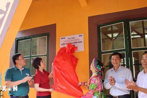 TTXVN tặng phòng học mới tại điểm trường Mầm non Đề Lảng ở Tuyên Quang