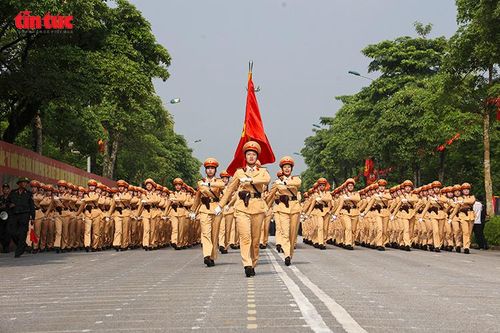Những 'bóng hồng' Công an nhân dân đội nắng bám thao trường
