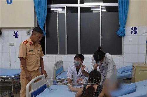 Cảnh sát giao thông Lâm Đồng kịp thời đưa cháu bé 4 tuổi đi cấp cứu
