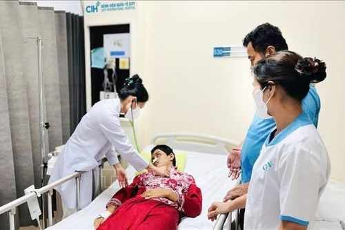 Bác sĩ Việt Nam điều trị thành công cho bé gái Campuchia bị chấn thương sọ não