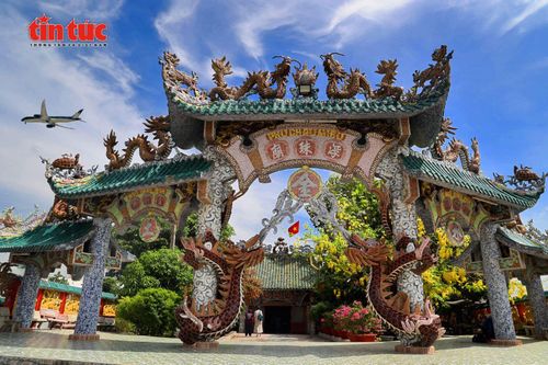 Độc đáo ngôi miếu nổi giữa sông Vàm Thuật với hơn 100 con rồng gốm sứ