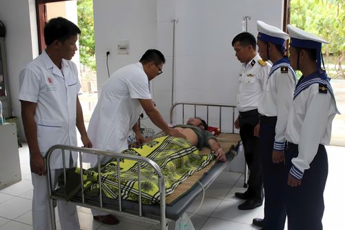 Bệnh xá đảo Song Tử Tây cấp cứu thuyền viên bị bệnh giảm áp nặng