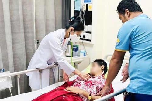 Bé gái người Campuchia hồi phục kỳ diệu sau tai nạn giao thông nghiêm trọng