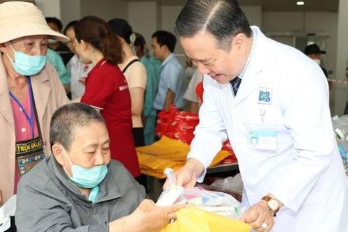 Ấm áp 'Phiên chợ 0 đồng' phục vụ bệnh nhân ung bướu