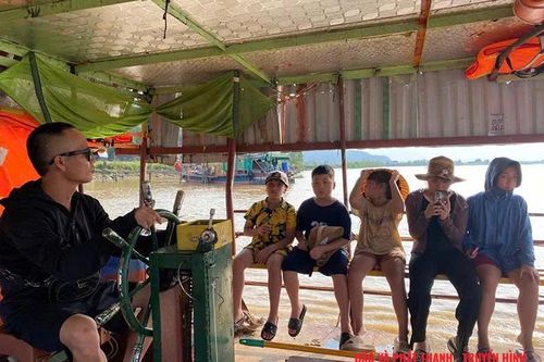 Chòng chành những chuyến đò ngang mùa lũ