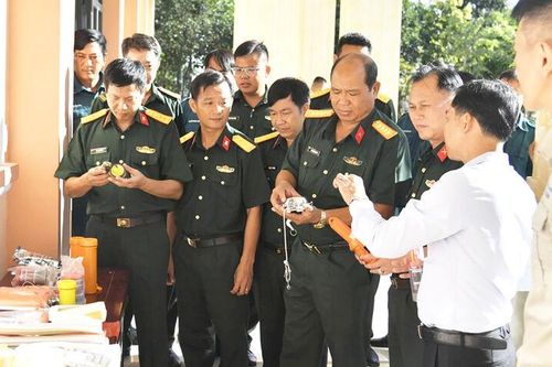 Tập huấn cứu sinh trên tàu Hải đội Dân quân thường trực tỉnh An Giang