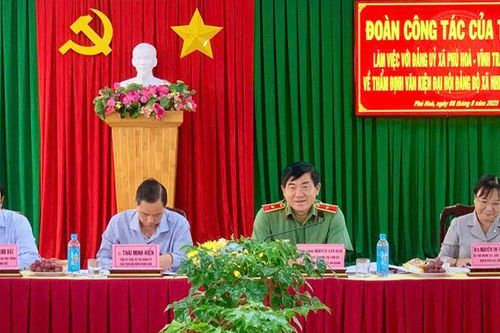 Thiếu tướng Nguyễn Văn Hận làm việc với đảng ủy một số xã về thẩm định văn kiện đại hội đảng bộ nhiệm kỳ 2025 - 2030