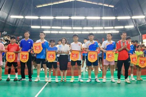 Gia Lai: Khai mạc giải cầu lông tranh cúp 'Anh Anh Badminton' lần thứ II