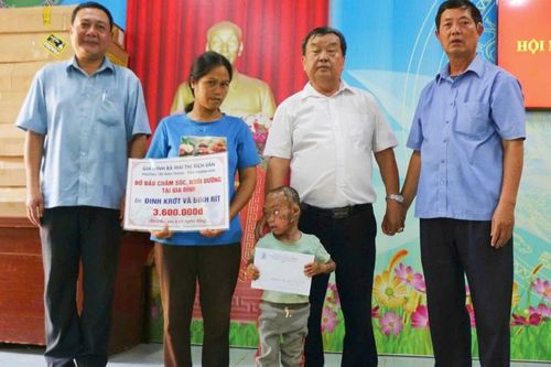 Trao khoản tiền hỗ trợ cho hai anh em mang di chứng da cam tại xã Al Bá