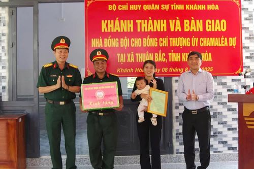 Bộ Chỉ huy Quân sự tỉnh Khánh Hòa bàn giao 'Nhà đồng đội' cho quân nhân có hoàn cảnh khó khăn