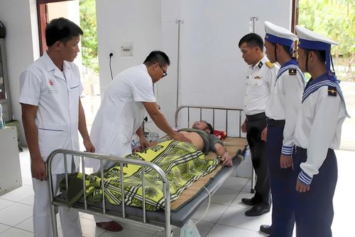 Bệnh xá đảo Song Tử Tây cấp cứu thuyền viên bị bệnh giảm áp nặng