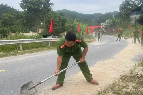 Công an xã Cốc Lầu dọn đất, đá trên Tỉnh lộ 160 nhằm đảm bảo an toàn giao thông