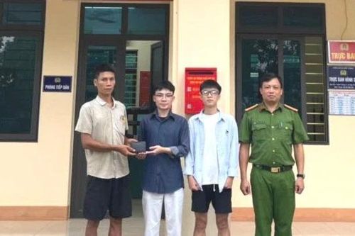 Công an xã Hợp Thành trao trả tài sản bị đánh rơi