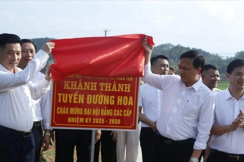 Xã Trấn Yên phát động phong trào xây dựng tuyến đường kiểu mẫu và khánh thành tuyến đường hoa