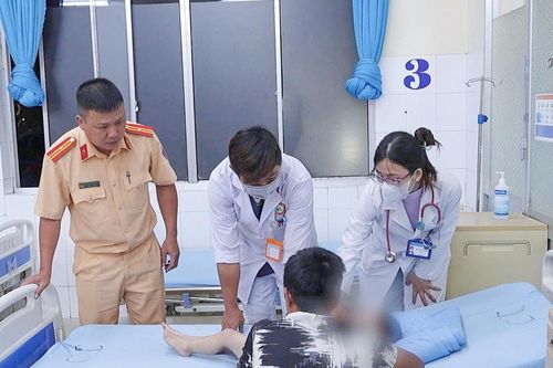 Cảnh sát giao thông Lâm Đồng kịp thời hỗ trợ đưa bé 4 tuổi đi cấp cứu