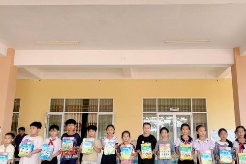 Tân Minh: Hơn 50 triệu đồng trao tặng sách, vở cho học sinh trước thềm năm học mới
