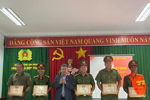 Xã Hiệp Thạnh: Khen thưởng các cá nhân phá án ma túy liên xã