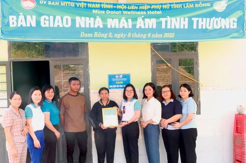 Bàn giao nhà 'Mái ấm tình thương' cho hội viên phụ nữ khó khăn