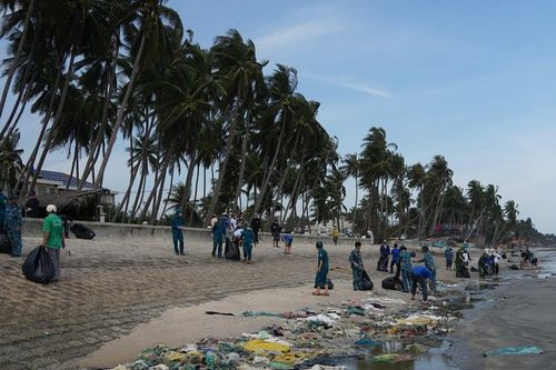Thu gom rác thải đại dương trên bờ biển Lâm Đồng