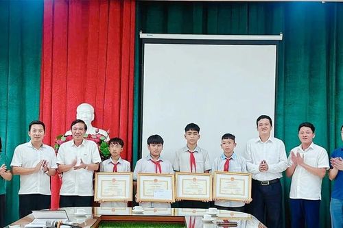 UBND xã Tu Vũ tuyên dương, khen thưởng học sinh nhặt được của rơi, trả lại người đánh mất