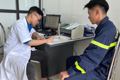 Khám, cấp phát thuốc hỗ trợ nhân dân vùng ngập lụt