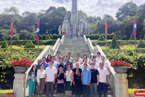 Đoàn công tác Ban Tuyên huấn tỉnh Hủa Phăn và Luông Pha Bang tham quan Khu di tích lịch sử Cách mạng Việt Nam - Lào
