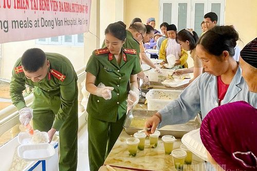 Công an xã Đồng Văn tặng hơn 170 suất cơm miễn phí cho bệnh nhân