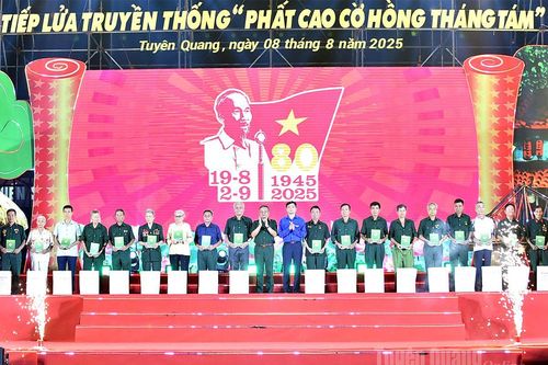 Giao lưu nghệ thuật Tiếp lửa truyền thống 'Phất cao cờ hồng Tháng Tám'
