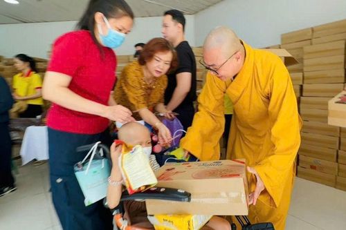 Chùa Tường Nguyên trao quà đến bệnh nhân khó khăn tại Bệnh viện Ung Bướu TP.HCM - cơ sở 2