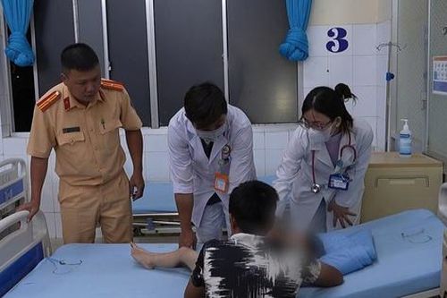 CSGT Lâm Đồng dẫn đường khẩn cấp đưa bé 4 tuổi bị co giật đi cấp cứu