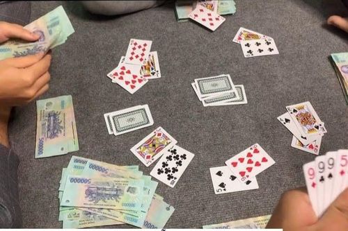 Gia Lai: Khởi tố 4 nhân viên y tế và điện lực tụ tập đánh bạc trong quán cà phê
