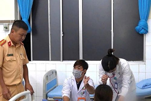 CSGT Lâm Đồng kịp thời hỗ trợ đưa cháu bé đi cấp cứu