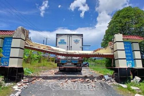 Xe tải 'quá khổ' làm sập cổng chào ở Cái Nước