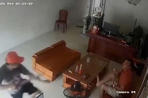 Đang ngồi hút thuốc trong nhà, người đàn ông bị chém đứt rời tay: Trích xuất camera, phát hiện tình tiết quan trọng