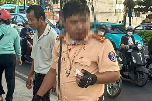 Hé lộ động cơ phi lý của người đàn ông nước ngoài 'tác động vật lý' vào cảnh sát giao thông giữa phố