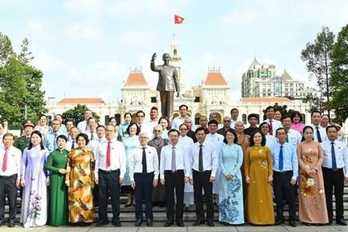 Lãnh đạo TPHCM dâng hoa, dâng hương tưởng niệm Chủ tịch Hồ Chí Minh