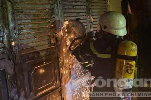 TPHCM: 3 người trong một gia đình thoát khỏi đám cháy lớn nhờ lối ra ban công