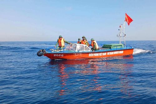 Phát hiện chiếc thuyền trôi dạt cùng giấy tờ tùy thân, nghi ngư dân mất tích