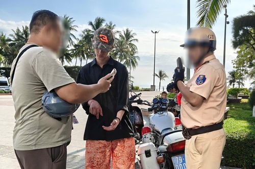 Tạm giữ hình sự người đàn ông ngoại quốc say xỉn đấm vào miệng CSGT