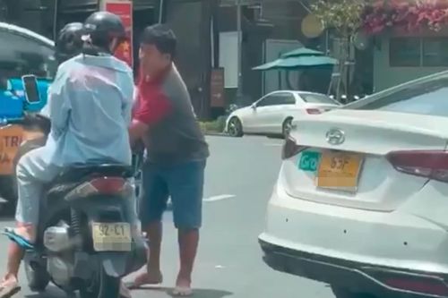 Tài xế taxi 65F-003.33 rút chìa khóa xe máy của cô gái ở TP.HCM rồi bỏ đi