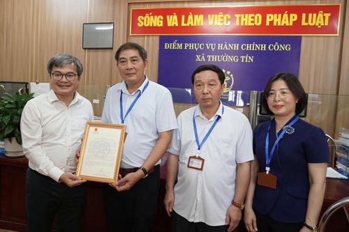 Phó Chủ tịch Hà Nội trao thư cảm ơn điểm Phục vụ hành chính công xã Thường Tín